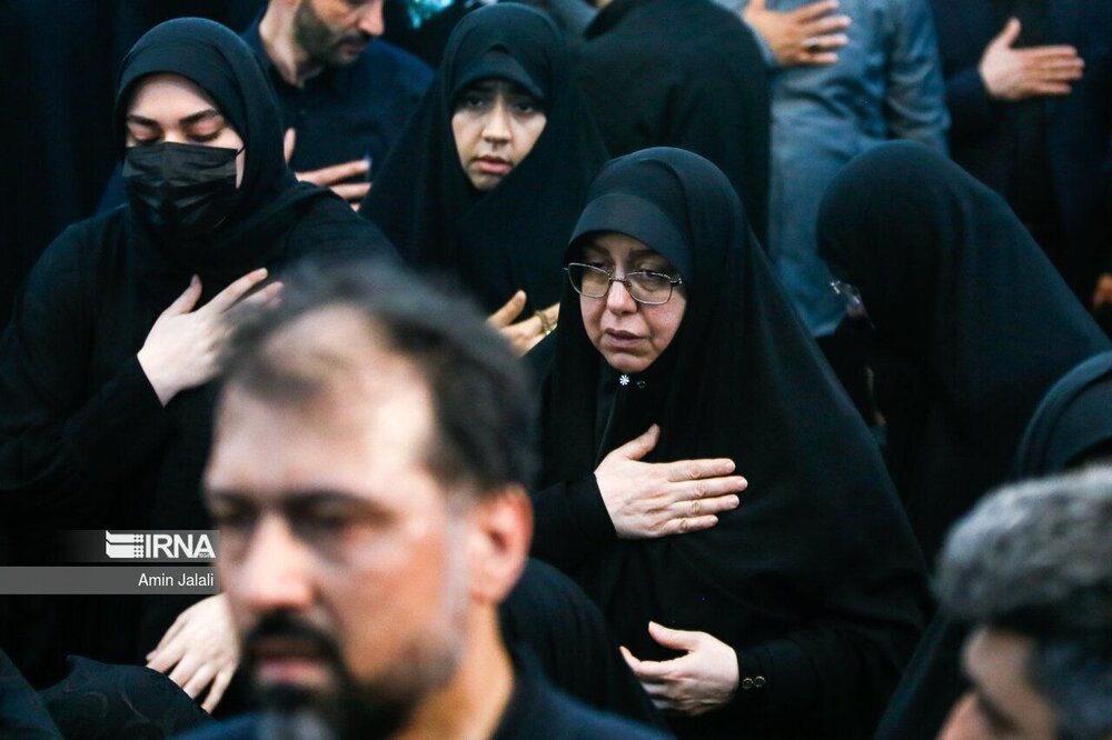 (تصویر) تصویری از همسر و فرزند شهید امیرعبداللهیان در مراسم تشییع در حرم عبدالعظیم حسنی