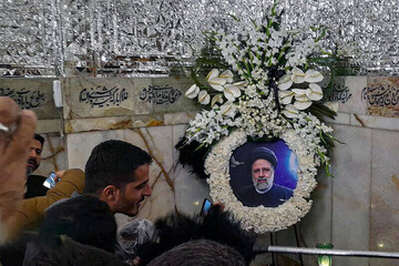 ازدحام جمعیت بر سر مزار شهید آیت الله رئیسی در مشهد / فیلم