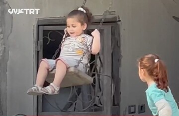 بازی کردن بچه های فلسطینی بر روی آوار و خرابه ها + فیلم