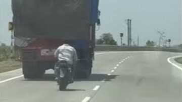 دزدی عجیب سارقان موتورسوار از تریلی در حال حرکت + فیلم
