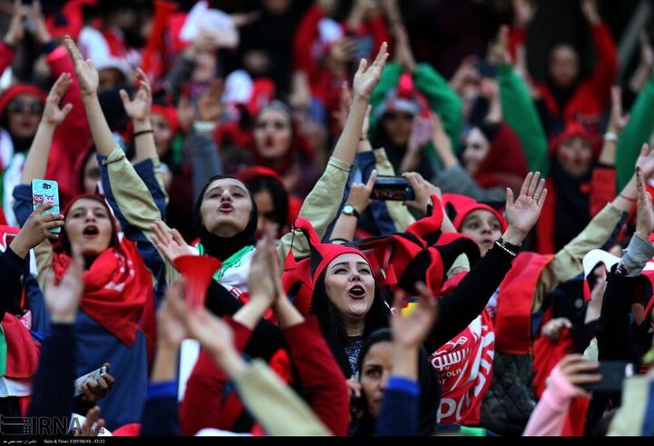 ورود بانوان به ورزشگاه برای دیدار شمس آذر - پرسپولیس / فیلم