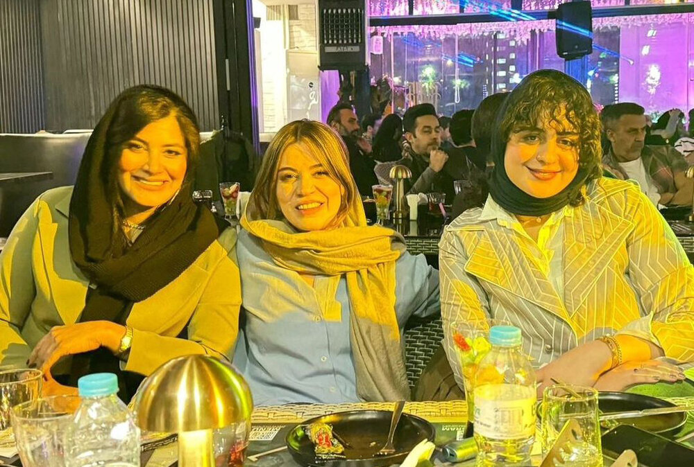 دورهمی خانم بازیگر تازه عروس با دوستانش در یک کافه