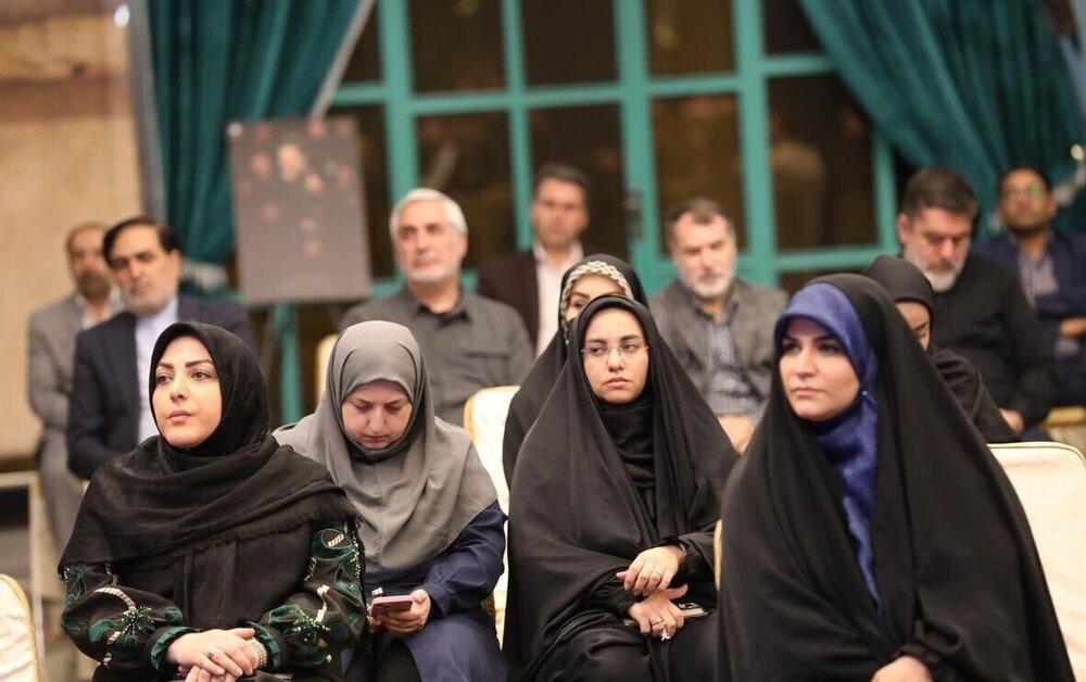 حضور المیرا شریفیمقدم در مراسم یادبود رئیس جمهور با تیپ متقاوت / عکس
