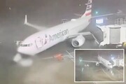 لحظه عجیب جابه‌جا شدن هواپیمای مسافربری توسط طوفان / فیلم