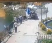 فیلمی عجیب از لحظه سقوط کامیون سیمان در چالیدره طرقبه! + فیلم