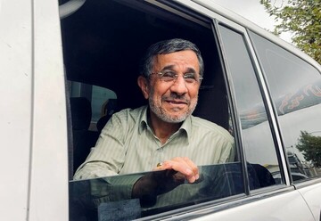 تصویر پربازدید و جنجالی از احمدی‌نژاد هنگام ثبت نام در انتخابات