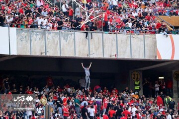 لحظه پرت شدن یک هوادار پرسپولیس از طبقه دوم استادیوم آزادی به پایین! + عکس