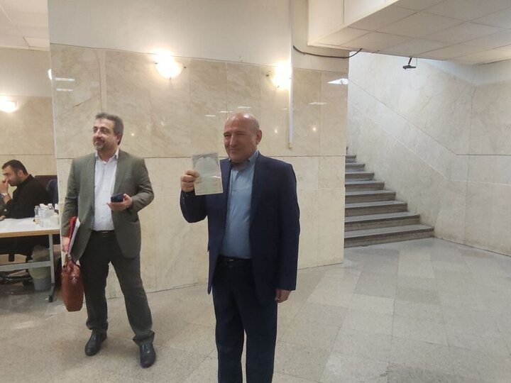 حسین گروسی در انتخابات ریاست جمهوری شرکت کرد