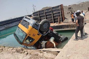 سقوط کامیون ۱۰ تنی در اسکله کوهین استان هرمزگان / فیلم