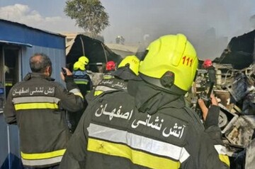 آتش سوزی وحشتناک انبار لوازم خانگی در مرکز شهر اصفهان + فیلم