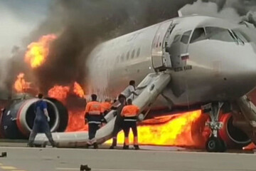 لحظه آتش هولناک گرفتن هواپیما با ۴۰۰ مسافر / فیلم