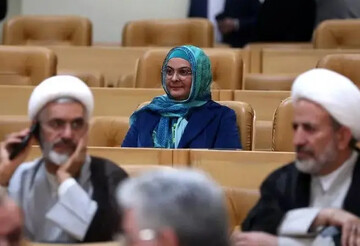 عکسی از نماینده زن بدون چادر مجلس