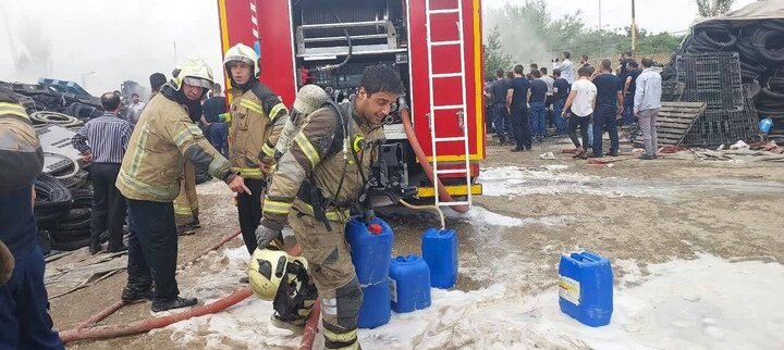 آتش گرفتن کارخانه لاستیک سازی جاده شهریار / ۵۰ نفر مصدوم شدند