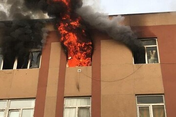 آتش‌ گرفتن ساختمان شهرداری هشتگرد بر اثر صاعقه / فیلم