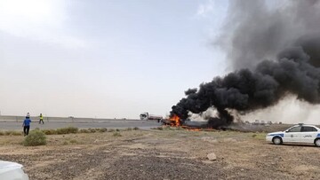 منفجر شدن دو خودروی پراید پس از تصادف در اتوبان کاشان - اردستان + فیلم