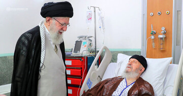 عیادت رهبر معظم انقلاب اسلامی از آیت‌الله مکارم شیرازی در بیمارستان + فیلم