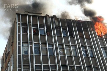 لحظه سقوط یک مرد از پنجره ساختمان برای فرار از آتش / فیلم