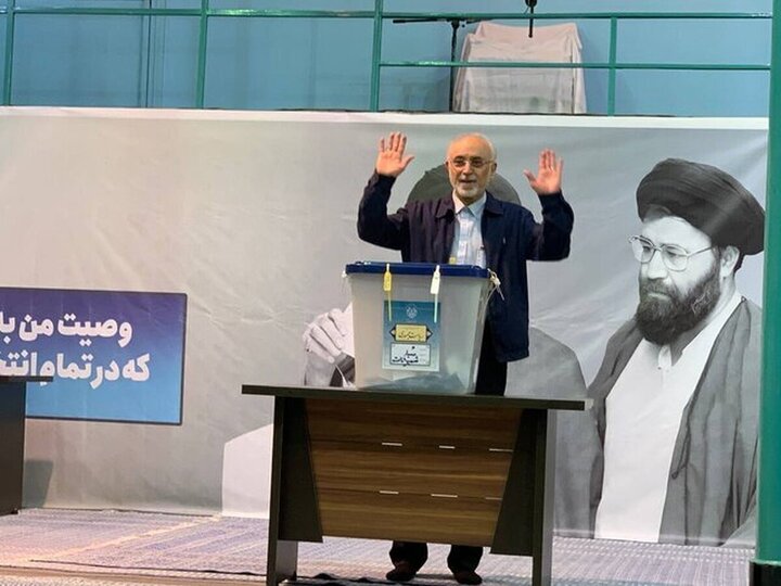 لحظه رای دادن علی اکبر صالحی وزیر خارجه سابق ایران + فیلم