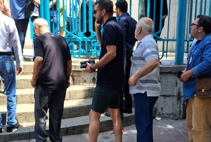 لحظه ورود یک شهروند به حسینیه ارشاد با شلوارک برای رای دادن + عکس
