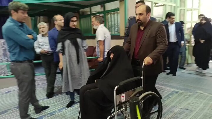 لحظه رای دادن همسر مرحوم آیت الله هاشمی رفسنجانی در حسینیه جماران + فیلم