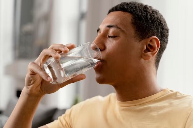 ۵ فایده نوشیدن آب گرم برای بدن