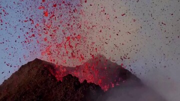 پرتاب عجیب گذازه‌های آتشفشانی اِتنا در ایتالیا + فیلم