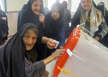 حضور بانوی ۹۵ ساله پای صندوق رای / عکس