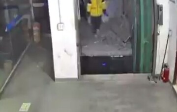 سقوط وحشتناک کارگر جوان از طبقه نهم به گودال داخل آسانسور! + فیلم