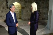 ترکی صحبت کردن احمدی‌نژاد با مجری شبکه تلویزیون ترکیه: خواهش اِلیرَم! + فیلم