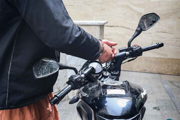 سرقت موتورسیکلت به همراه صاحبش! + فیلم