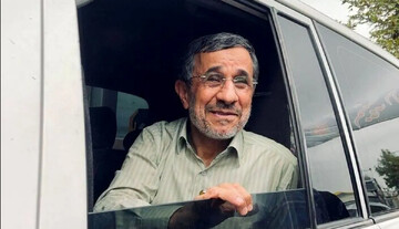 عکس سلفی مردم با محمود احمدی نژاد در عزاداری محرم در امامزاده سید ابراهیم زنجان