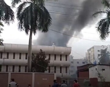 لحظه آتش زدن مقر تلویزیون در بنگلادش + فیلم