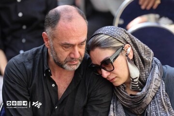 اشک های تلخ دختر سعید راد در مراسم تشییع پدرش! / فیلم