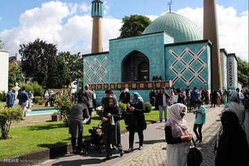 لحظه یورش پلیس آلمان به مرکز اسلامی هامبورگ / فیلم