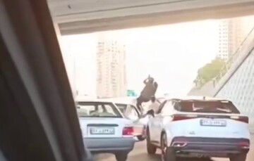 اتفاق عجیب در وسط اتوبان تهران / فرود یک چترباز و آویزان شدن از بین پل + فیلم
