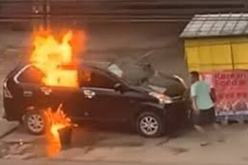 لحظه هولناک آتش گرفتن خودرو در خیابان / فیلم