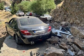 سومین حادثه عجیب امروز در تهران/ اولین عکس از ریزش سنگ در سولقان