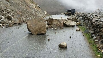 مدفون شدن پراید زیر سنگ ها درپی ریزش کوه در امزاده داوود + عکس