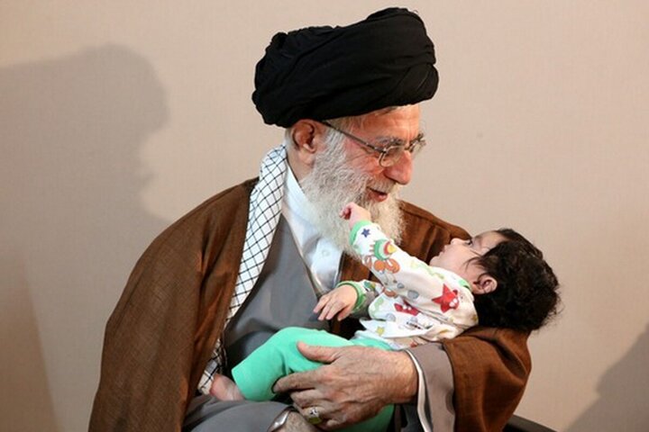 شوخی جالب رهبر انقلاب با نوه شهید همدانی + فیلم شوخی جالب رهبر انقلاب با نوه شهید همدانی + فیلم