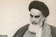 عکس متفاوت از امام خمینی (ره) با پالتوی بلند