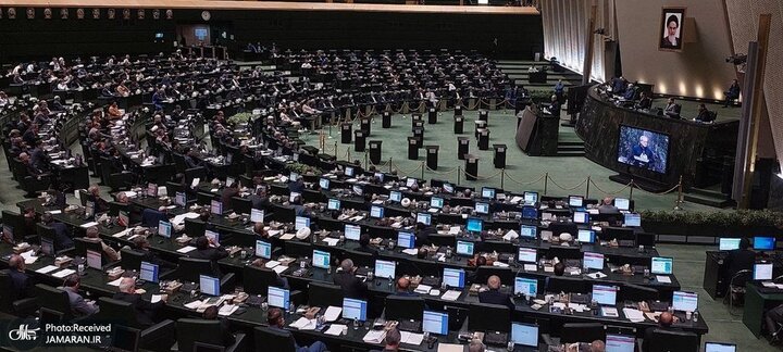 اعتراض عجیب نماینده مجلس: به جای دست زدن صلوات بفرستید!