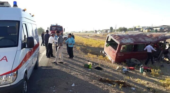 مصدوم ۱۴ نفر در پی واژگونی مینی‌بوس در جنوب فارس