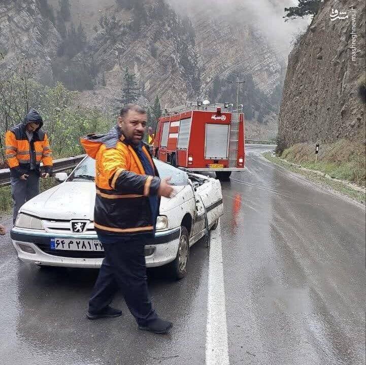 سقوط هولناک سنگ بر روی خودرو در جاده چالوس / جاده چالوس مسدود شد + عکس