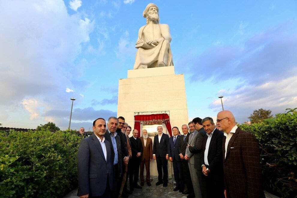 رونمایی از تندیس مولانا در میدان محمدیه تهران