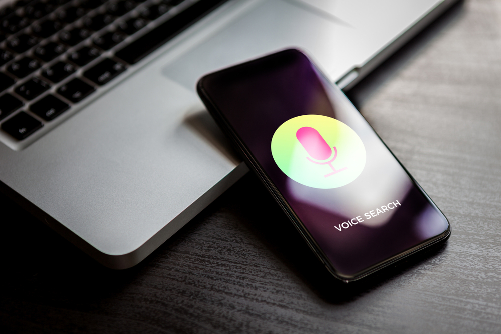 بهینهسازی جستجوی صوتی: راهنمای جامع و کاربردی برای پیشتازی در عصر دیجیتال نوین
