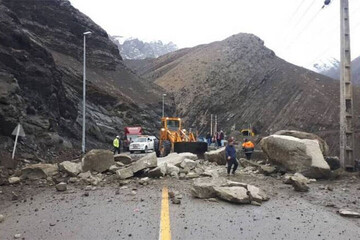 ریزش سنگ در جاده های کوهستانی و شمالی