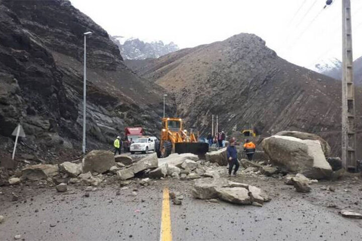 پرتاب سنگ غول پیکر هنگام انجام عملیات نصب گالری خوزنکلا در جاده کرج-چالوس + فیلم