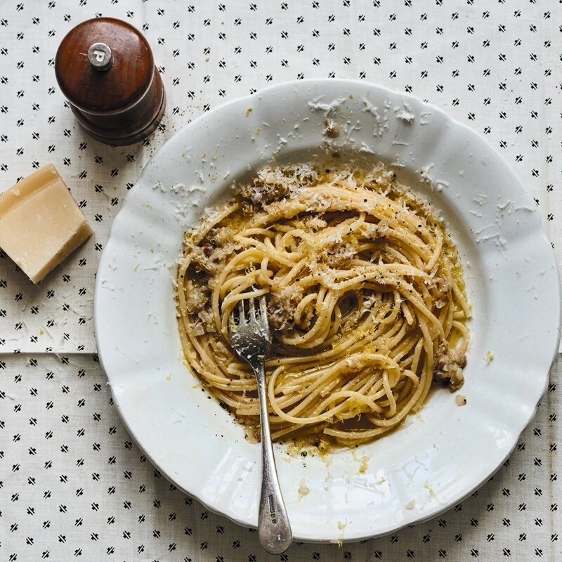 طرز تهیه اسپاگتی فلفل سیاه و پیاز / ترجمه