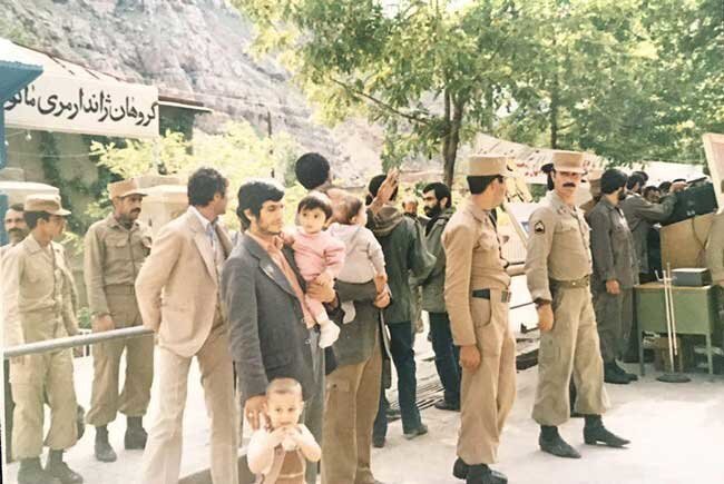 عکسی دیده نشده از دوران جوانی احمدی‌نژاد و فرزندانش