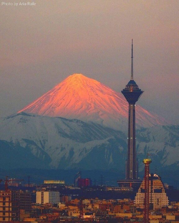 تصویر حیرت انگیز از دماوند بر فراز تهران